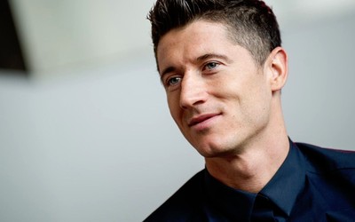 广发电竞-克瓦拉茨赫利亚赛后与球迷合影